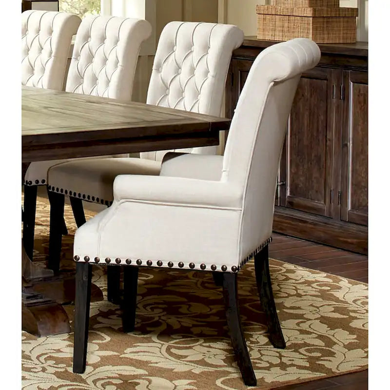 Fauteuil de salle à manger capitonné beige avec dossier roulé et clous décoratifs