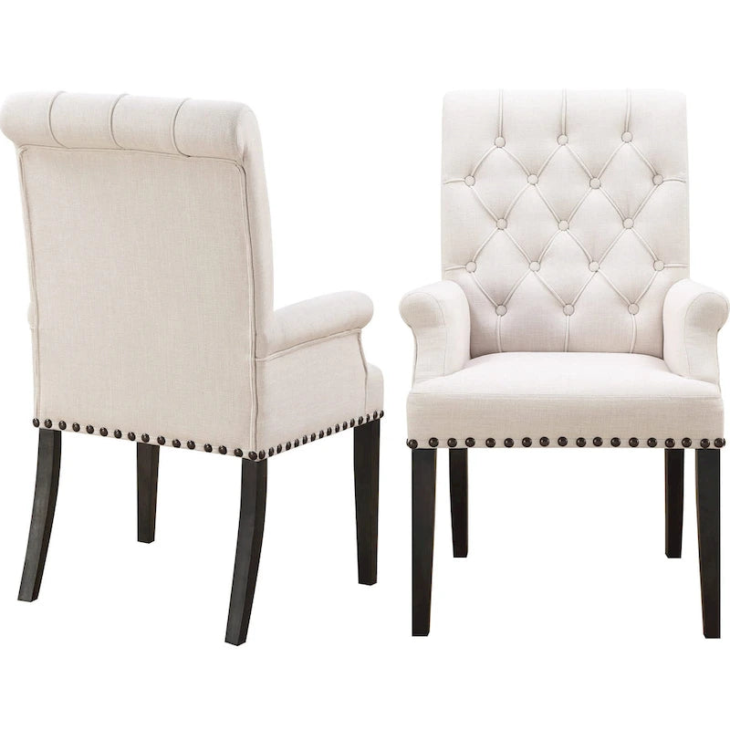 Fauteuil de salle à manger capitonné beige avec dossier roulé et clous décoratifs