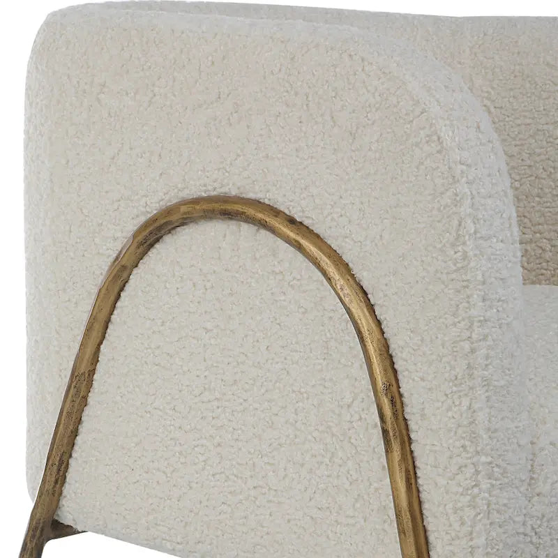 Fauteuil bas en peau de mouton blanc cassé - 27 pouces de largeur x 28,5 pouces de hauteur x 27 pouces de profondeur