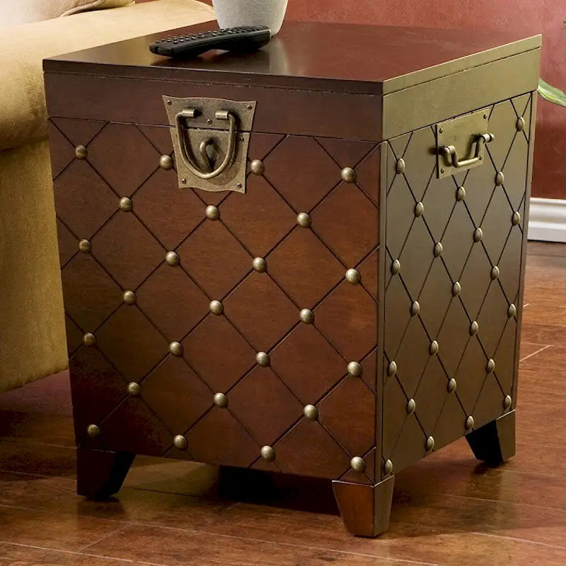 Table d'appoint cloutée couleur expresso
