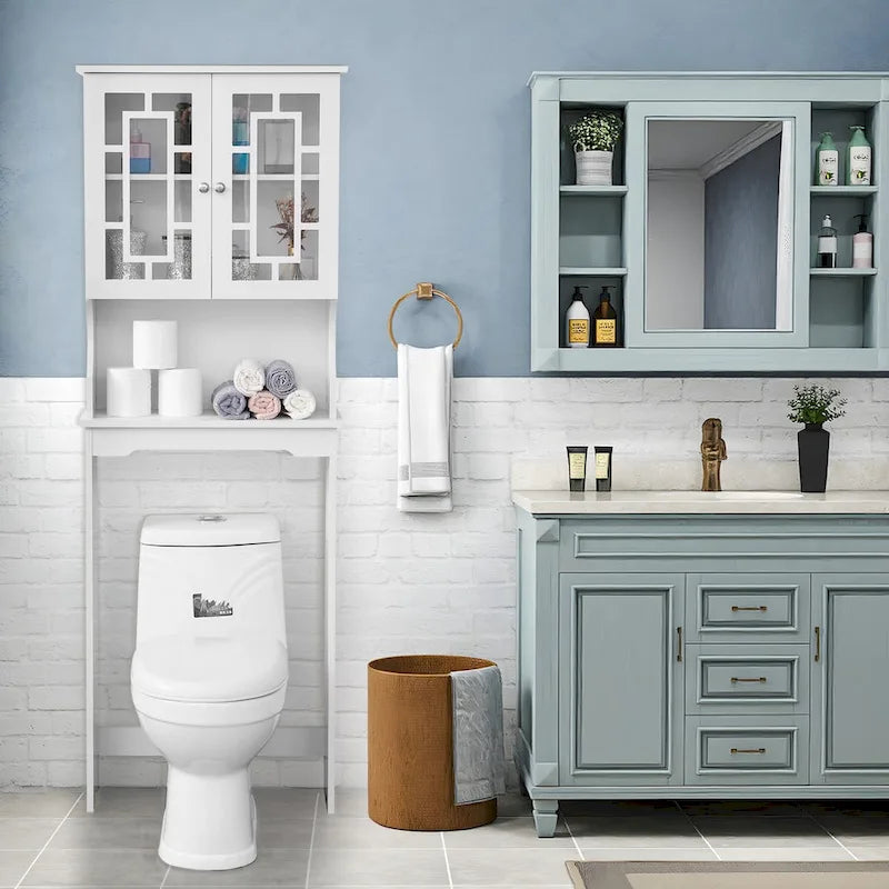 Étagère de Rangement pour Salle de Bain—un meuble haut de toilette doté d'une structure en bois, de deux portes en verre et d'étagères réglables, conçu spécifiquement pour l'environnement de la salle de bain.